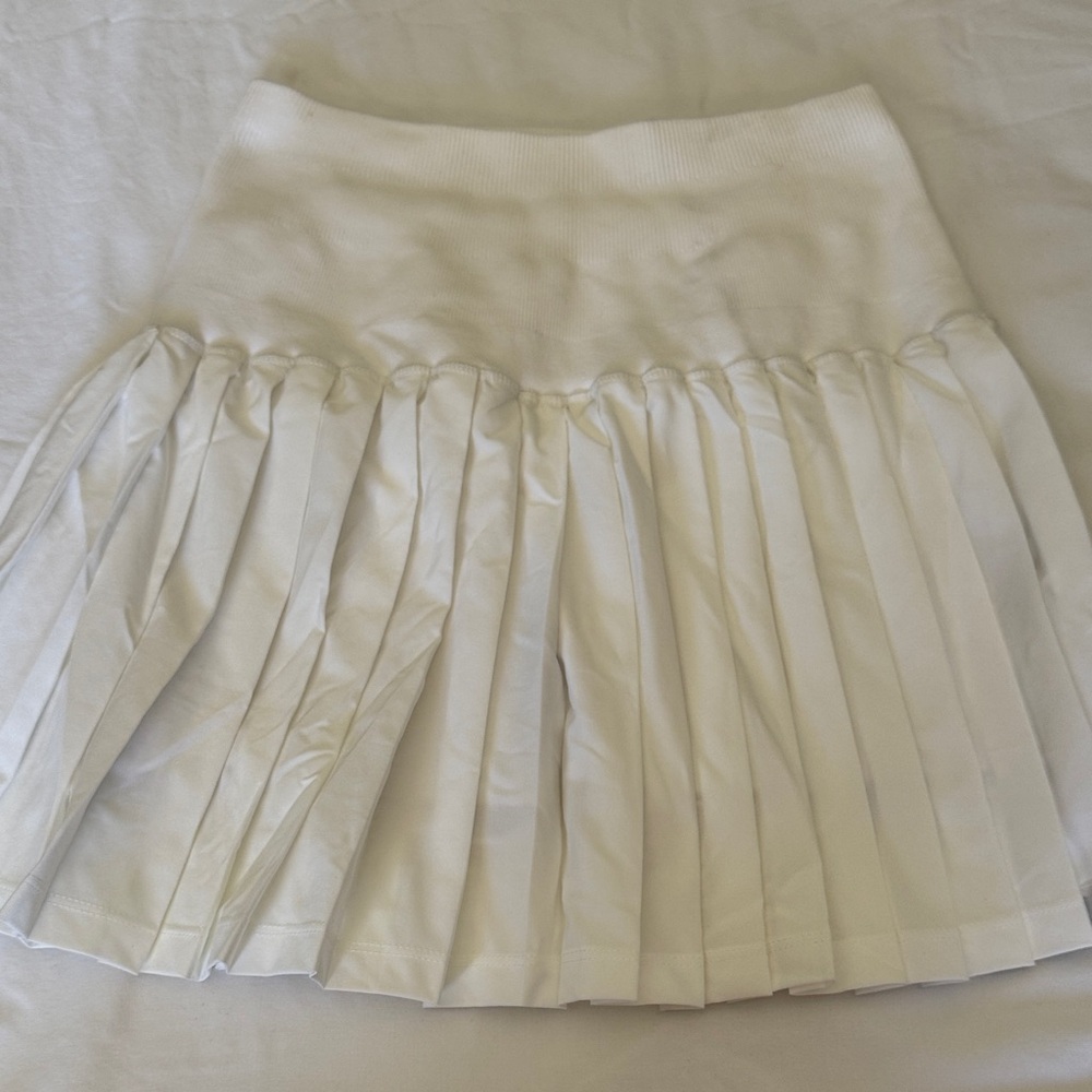 Chic White Pleated Mini Skirt
